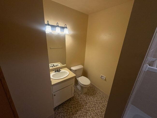 Building Photo - Spacious 2BR/1.5BA 2nd Floor Apartment in Brown Deer – Heat & Hot Water Included, Pool & Undergro...