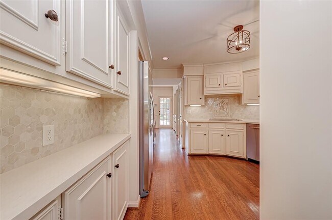 Building Photo - 12419 Huntingwick Dr