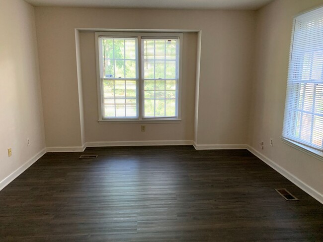 Building Photo - North Raleigh Townhome-Large Bedrooms -1.5...