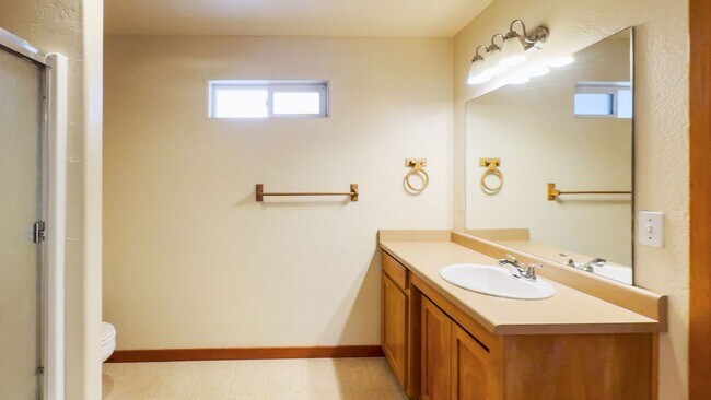 Building Photo - Comfortable 2-Bedroom 2-Bathroom Upstairs ...