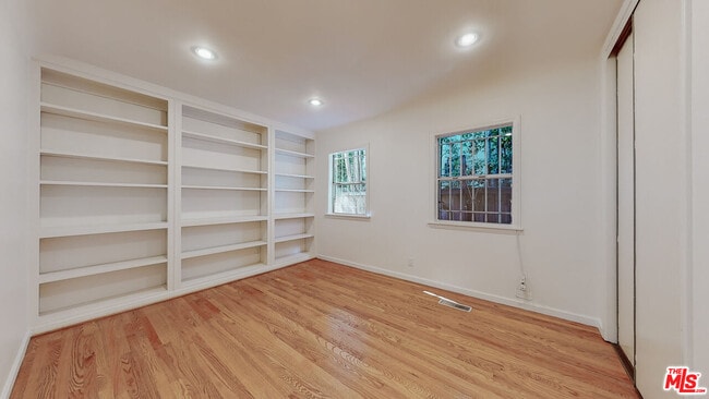 Building Photo - 1107 S Bundy Dr