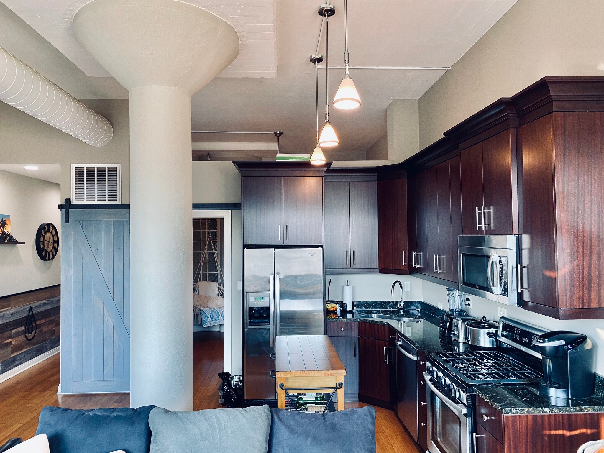 Building Photo - 812 W Van Buren St