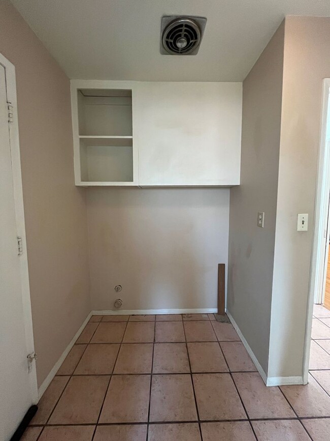 Building Photo - Canoga Park 3BR w/pool + great backyard, o...