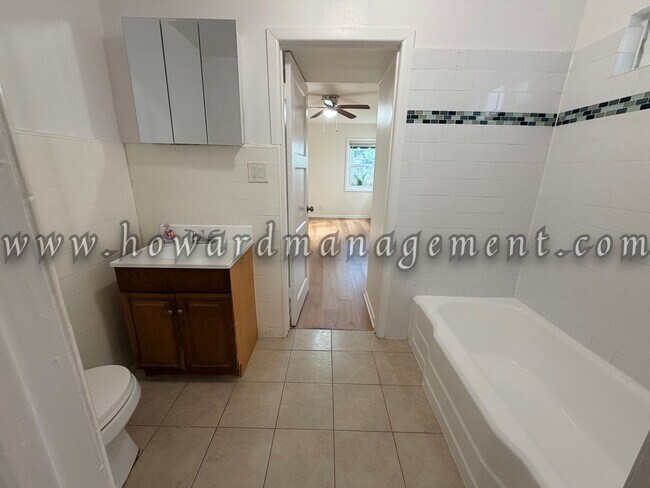 Building Photo - Cozy Single Family Home, Private Yard, Parking in Coveted West Side