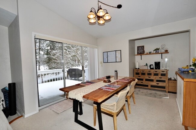 Building Photo - Fairway Golf Course 3 bed 3 bath with basement