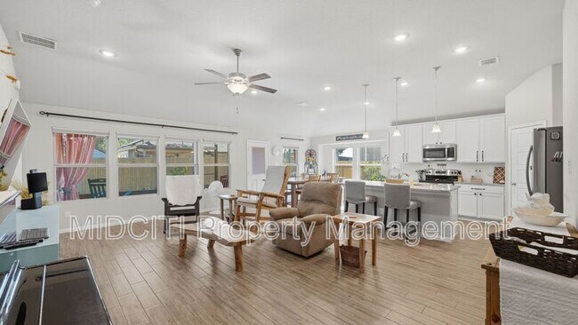 Building Photo - 1116 RIVER WOOD