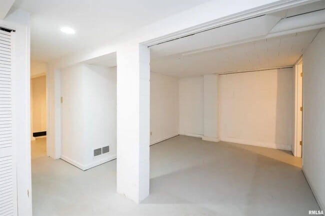 Building Photo - West Cindy Lane