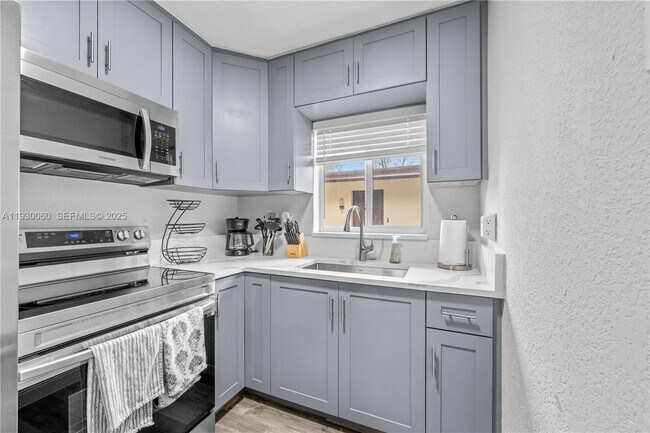 Building Photo - 1208 NE 5th Ave