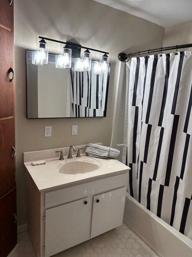 Building Photo - 83 S Lynhurst Dr