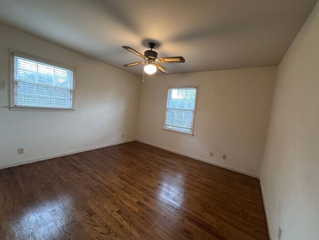 Building Photo - 572 Farmington Rd