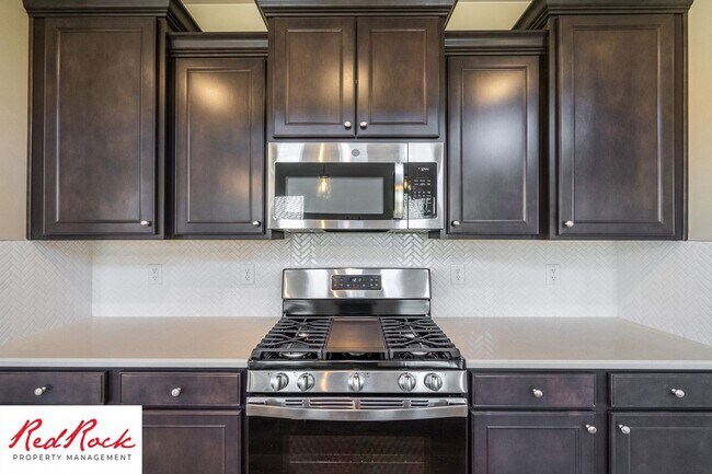 Building Photo - Stunning 4 Bedroom Home. Dog friendly!