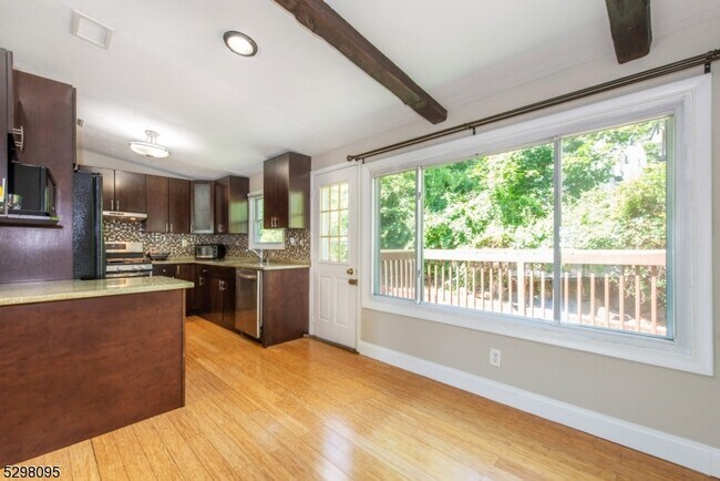 Building Photo - 19 Southwynde Dr