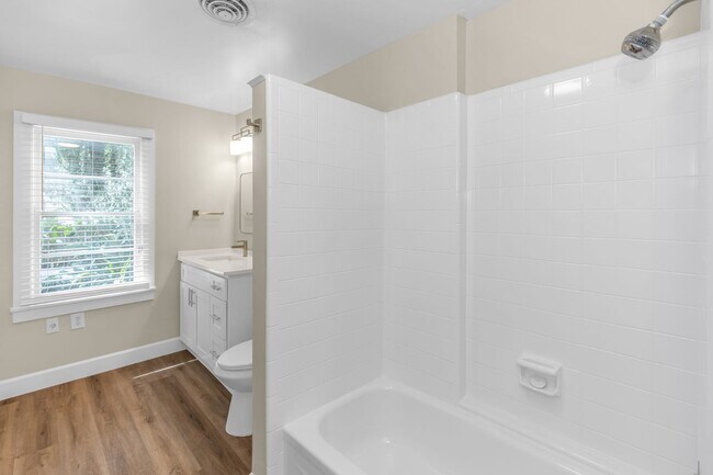 Building Photo - 3/2 single family home in Historic Eola Heights district!