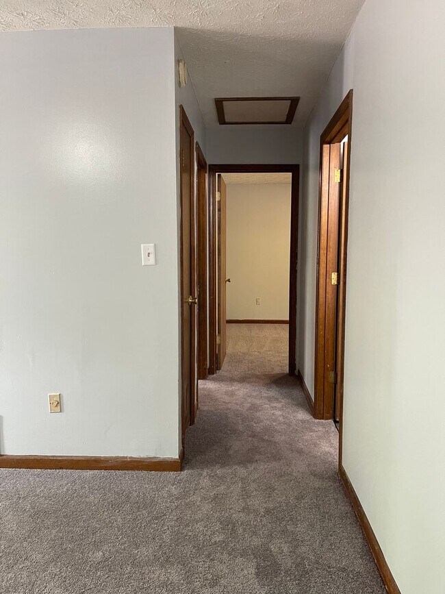 Building Photo - 2 BR 1 BA Eastside Duplex!