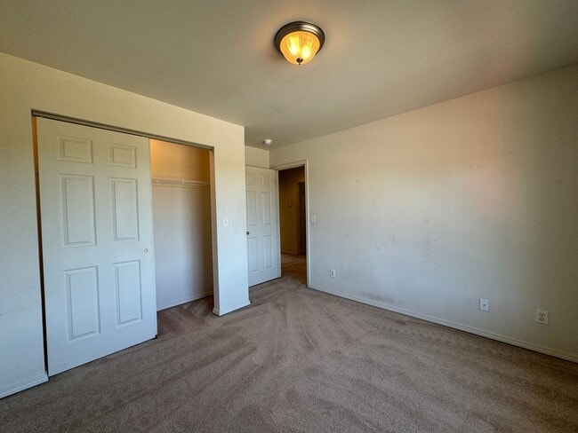 Building Photo - Spacious 3-Bedroom Duplex Located within C...
