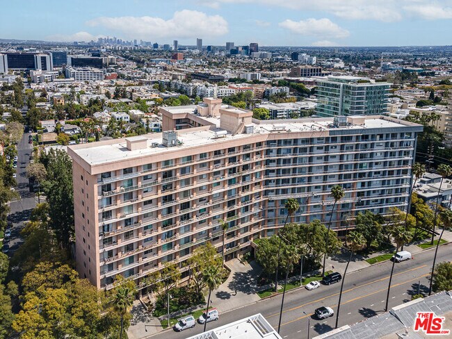 Building Photo - 100 S Doheny Dr
