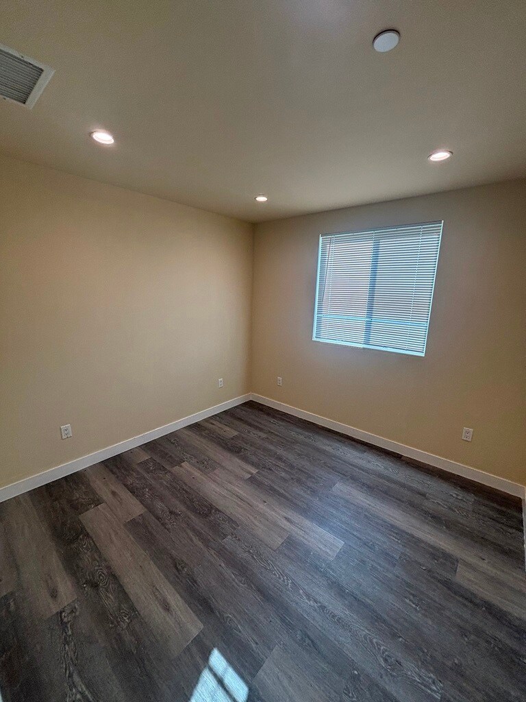 Building Photo - 1651 W 85th St