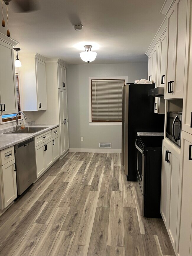 Building Photo - 10441 York Ave S