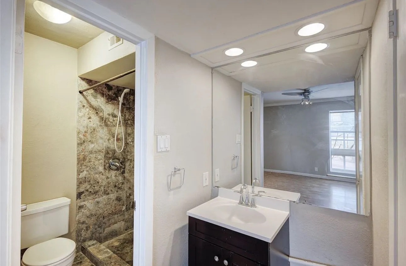 Building Photo - Room in Condo on Fleetwood Oaks Ave