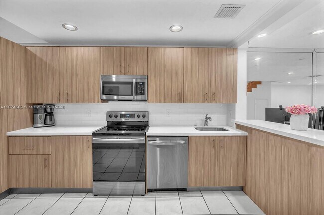Building Photo - 3825 Estepona Ave