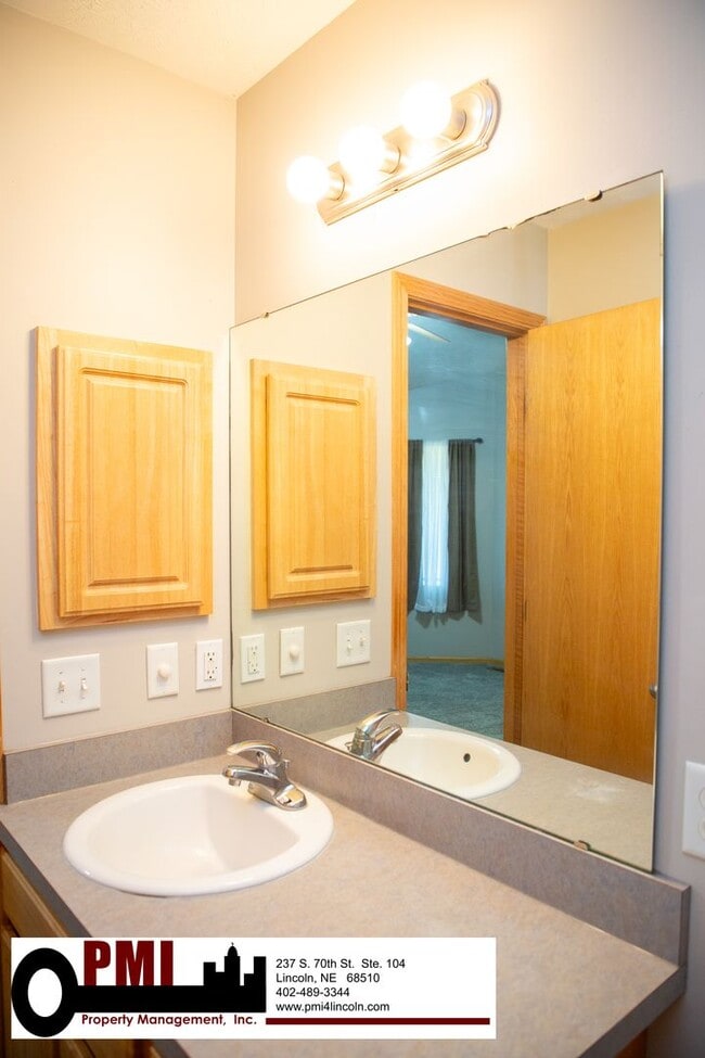 Building Photo - 3 Bedroom and 3 Bathroom Duplex. Available...