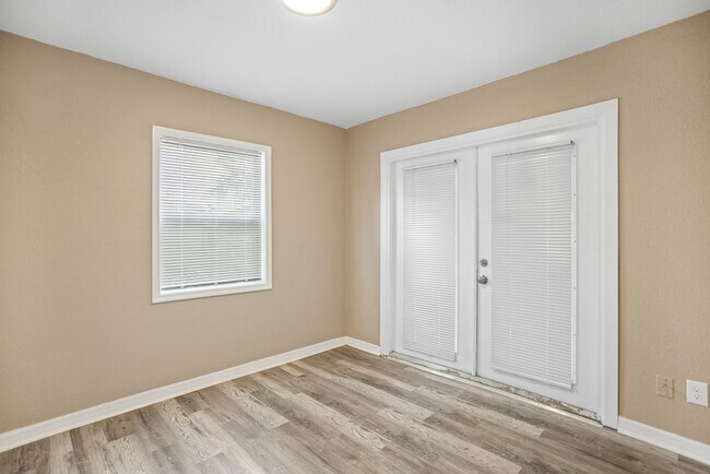 Building Photo - 2 bedroom 1 bath with porch