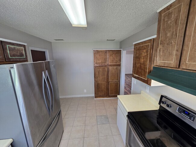 Building Photo - 425 Sunnyside Dr