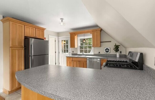 Building Photo - 6 Wells Ave