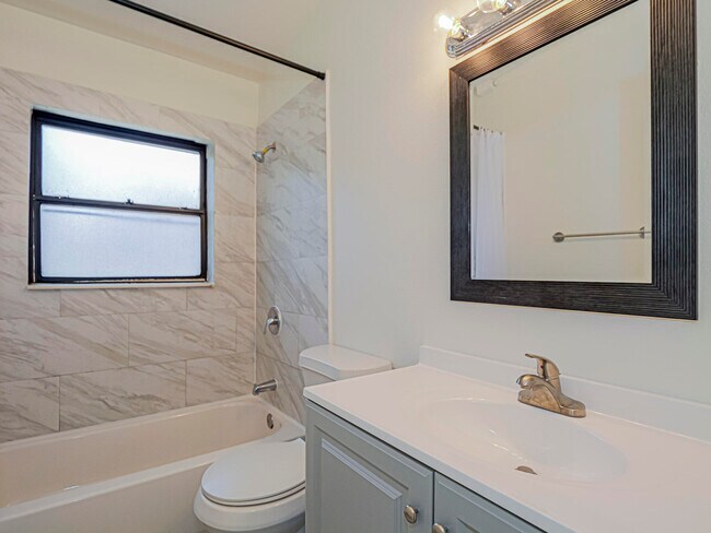 Building Photo - 734 5th Pl SW