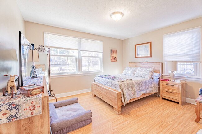 Building Photo - 104 Sharyn Ln