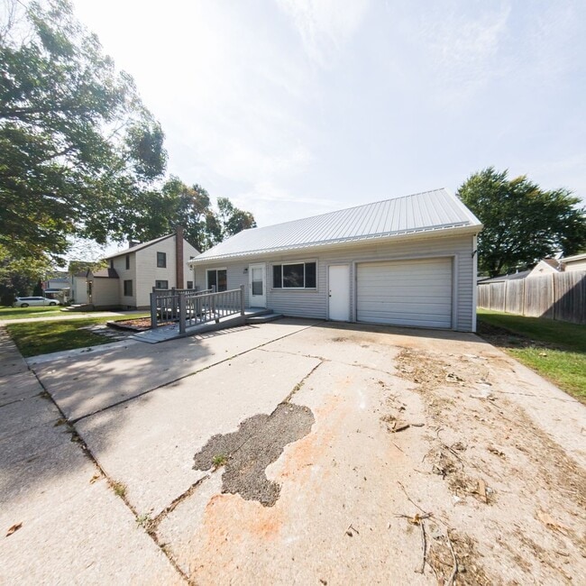 Building Photo - 3 Bedroom 2 Bath Home Conrad Iowa