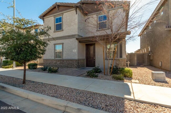 Building Photo - Gorgeous 4 bedroom, 3.5 bath w/2 car garag...