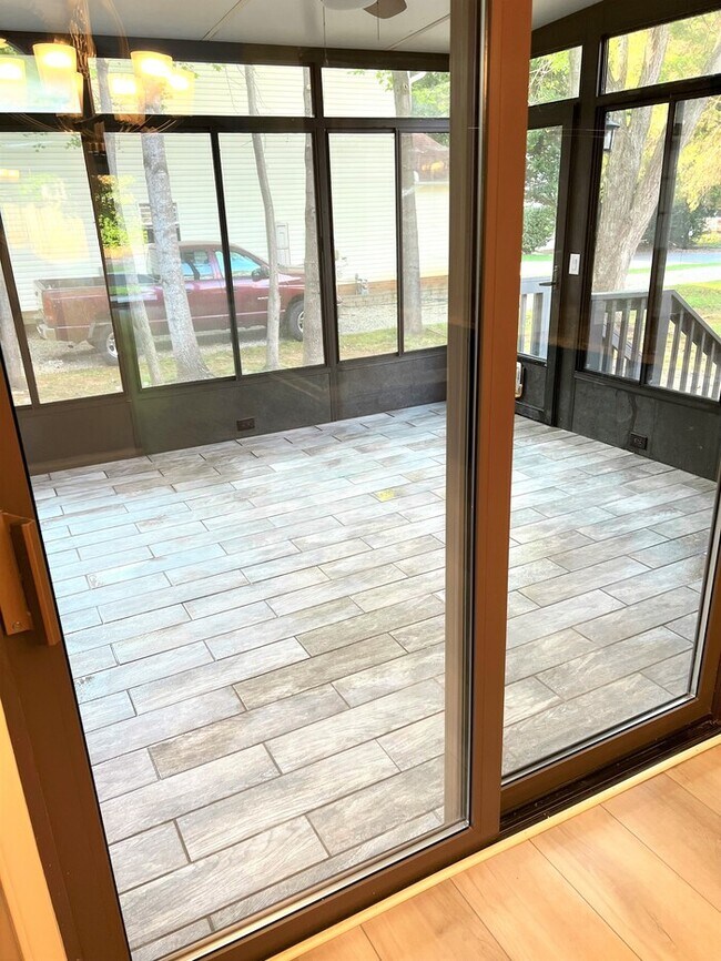 Wonderful Contemporary Home in the Heart o... 200 Autumn Leaf Ln Lake