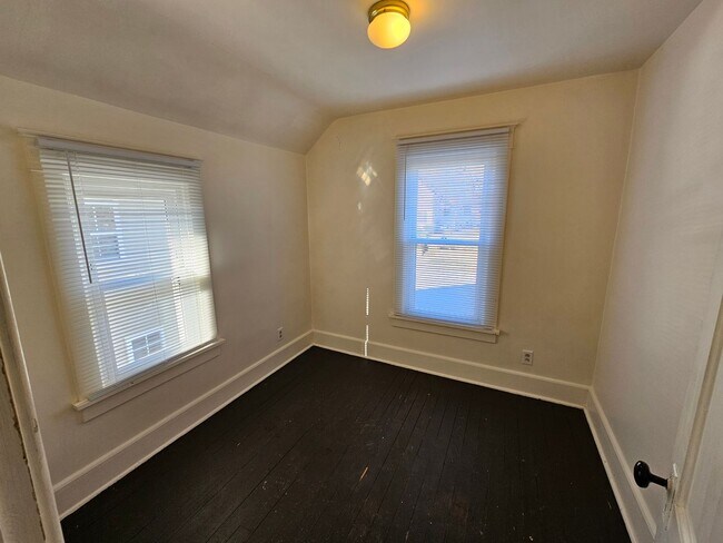 Building Photo - 3 bed, 1 bath, Mishawaka. Fenced Yard. Gar...