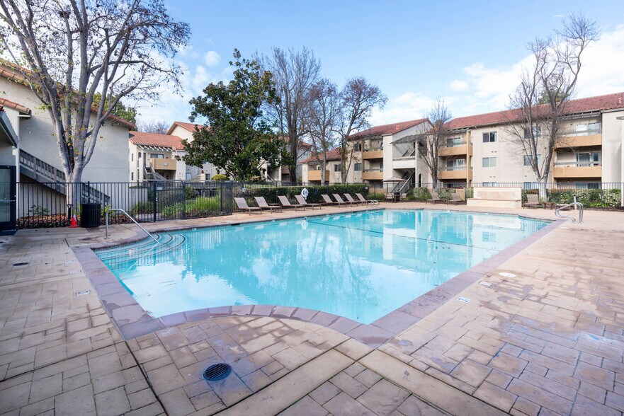 Building Photo - 1600 Villa St