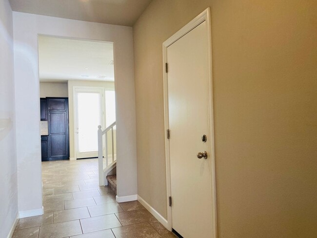 Building Photo - $2,195 DeWolf & Barstow, 3 Bedroom - Joy Dr, Clovis / Community Pool