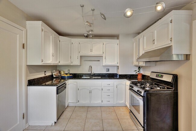 Building Photo - 1033 56th St