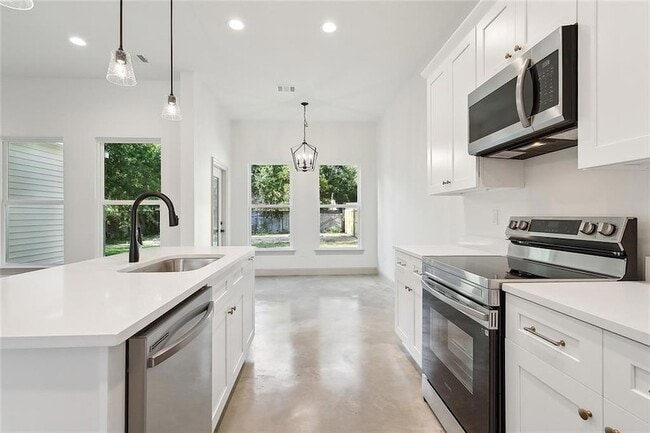 Building Photo - 2120 Robin St