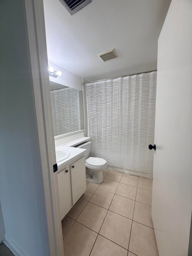 Building Photo - 703 Sunny Pine Way