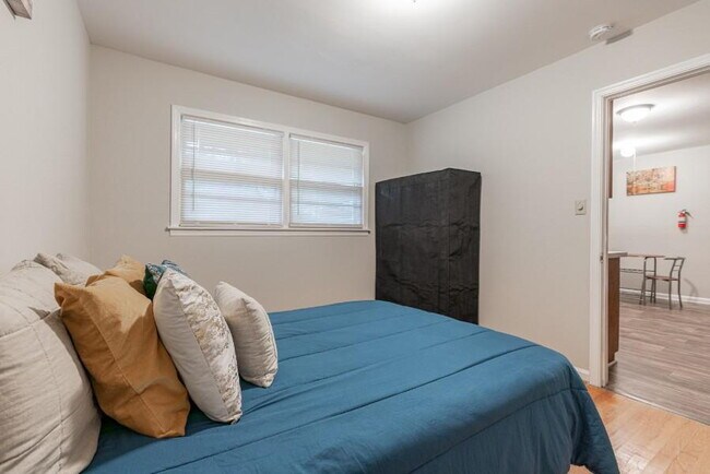 Building Photo - THE KNOLLVIEW | Spacious updated home just a 5-minute walk to bus 186, offering convenient and co...