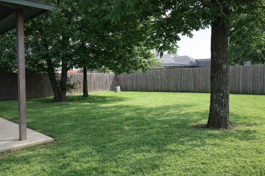 Building Photo - 3995 Highland Dr