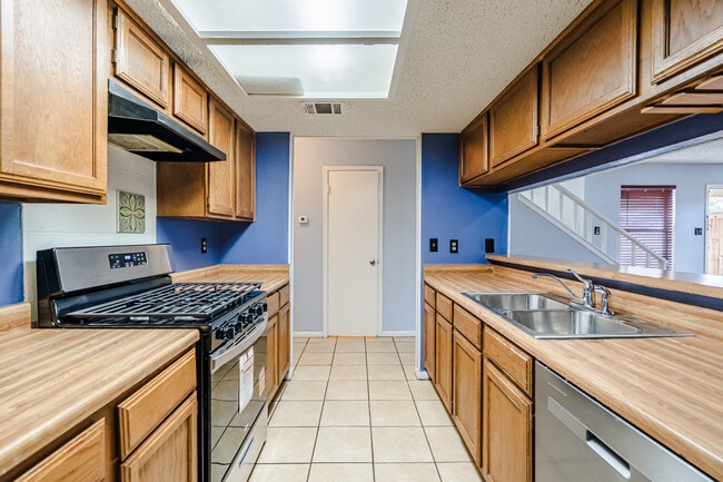 Building Photo - 7825 Beauregard Cir