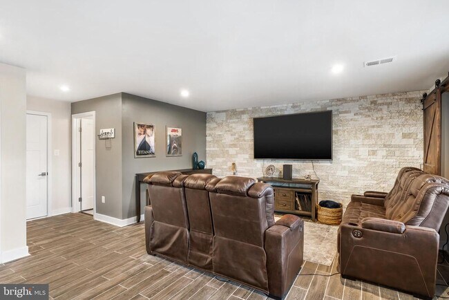 Building Photo - 131 Burkwood Ter