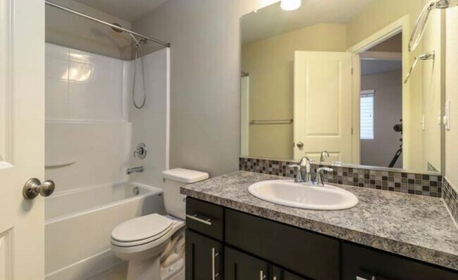 Building Photo - Wonderful home in Bethany!