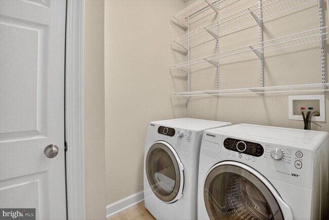 Building Photo - 6 Sharpstead Ln