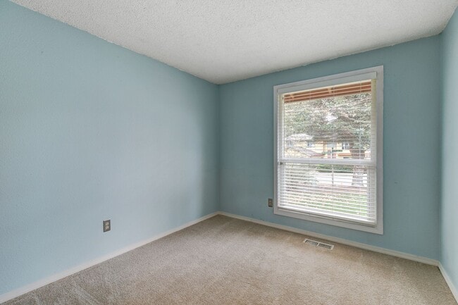 Building Photo - Kirkland Rambler with Amazing Back Yard!