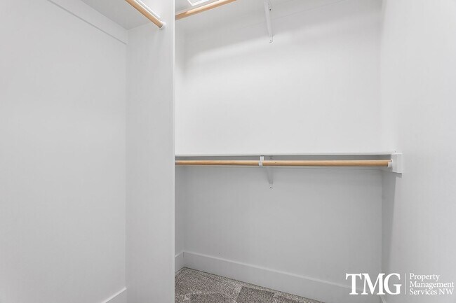 Building Photo - 977 Creer Way