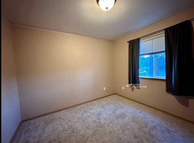Building Photo - 915 SW Kimball Dr