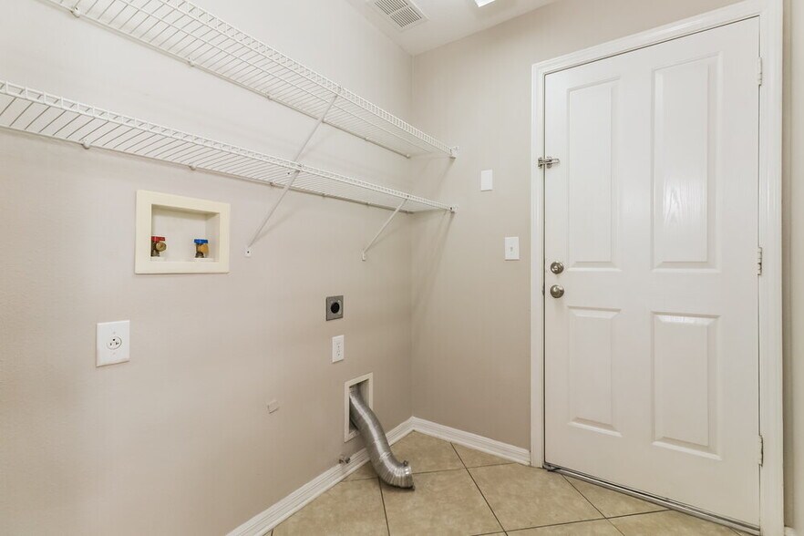 Building Photo - 9912 Riverchase Dr