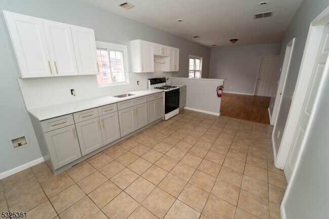 Building Photo - 331 Straight St